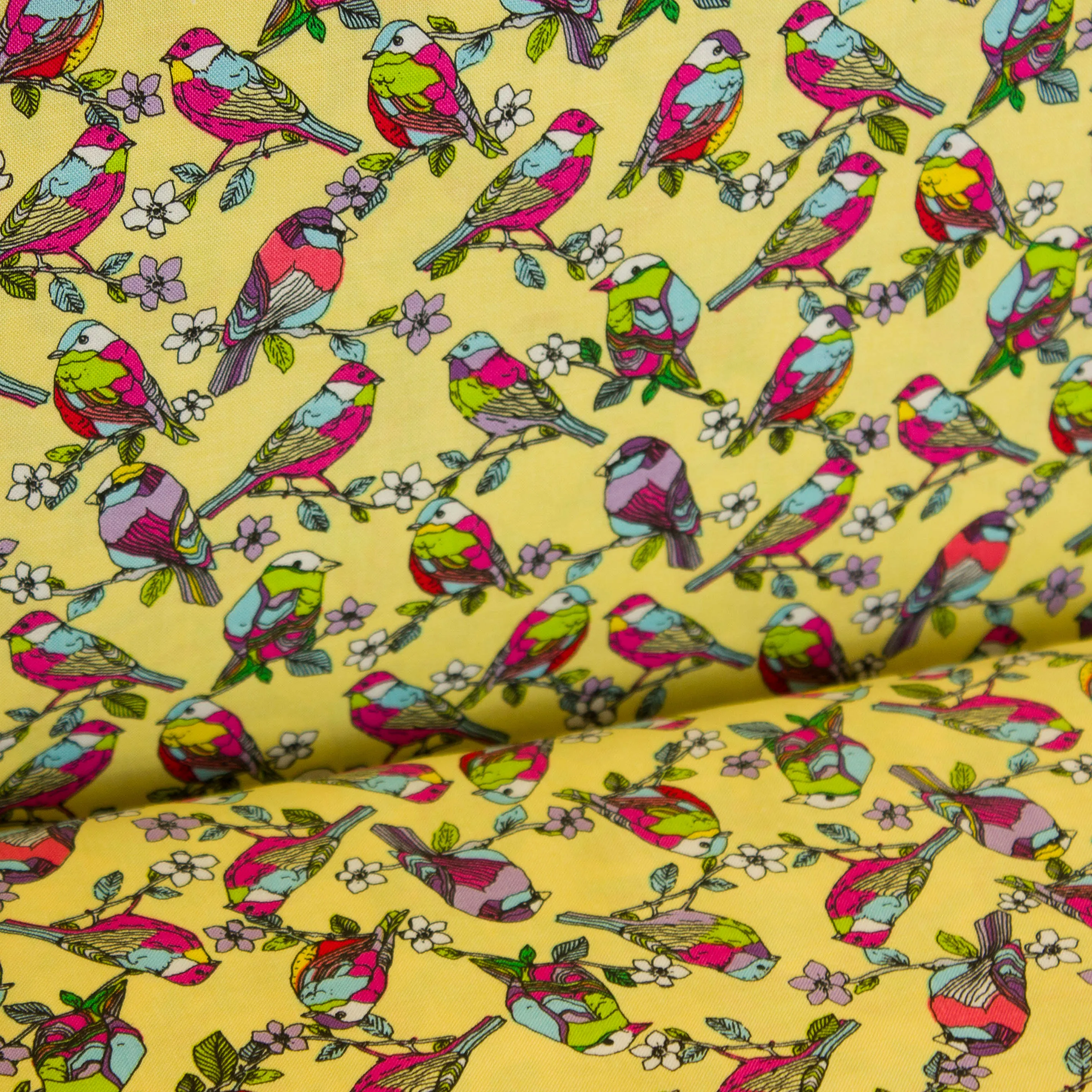 Katoen geel met kleurrijke vogels